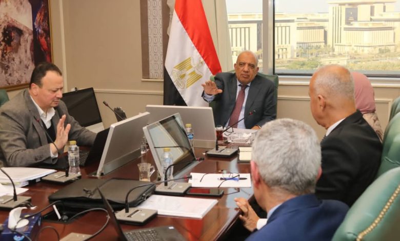 وزير الكهرباء يتابع موقف تسليم الأراضي لإقامة مشروعات الطاقة الشمسية وطاقة الرياح