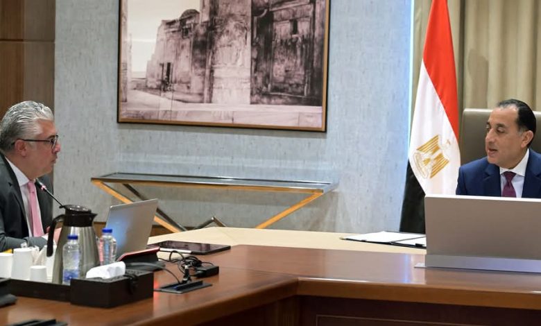 رئيس الوزراء يتابع مع رئيس هيئة المنطقة الاقتصادية لقناة السويس عددا من الملفات