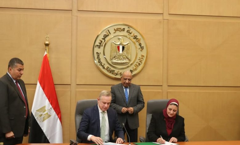 المصرية لنقل الكهرباء وأكوا باور السعودية توقعان اتفاقية مشروع انشاء محطة طاقة رياح