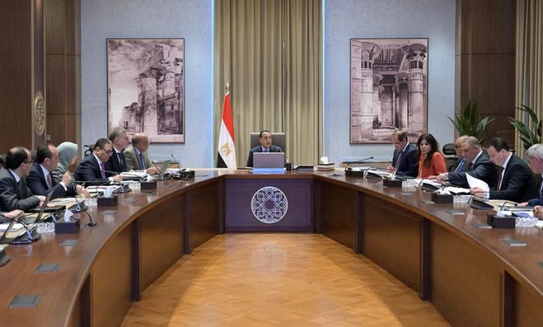 رئيس الوزراء يستعرض موقف تخصيص الأراضي لمشروعات الطاقة الجديدة والمتجددة