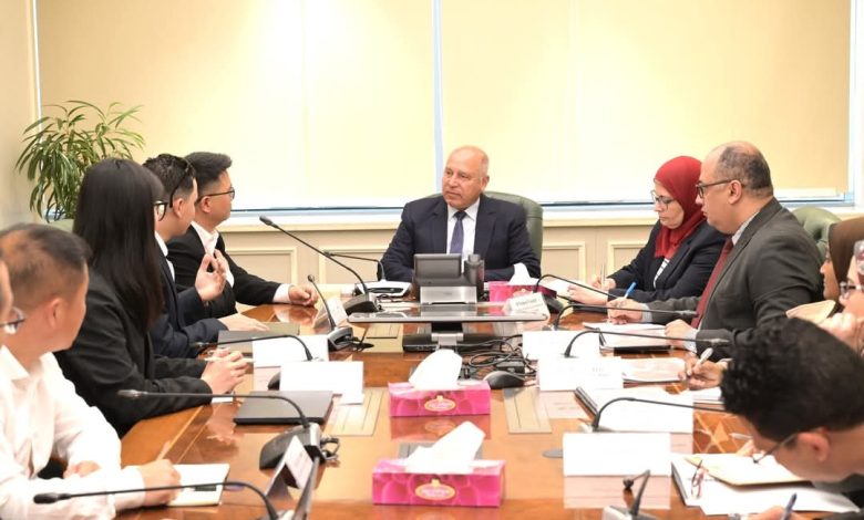وزير الصناعة يبحث إقامة مجمع صناعي لإنتاج الأدوات المكتبية والمدرسية
