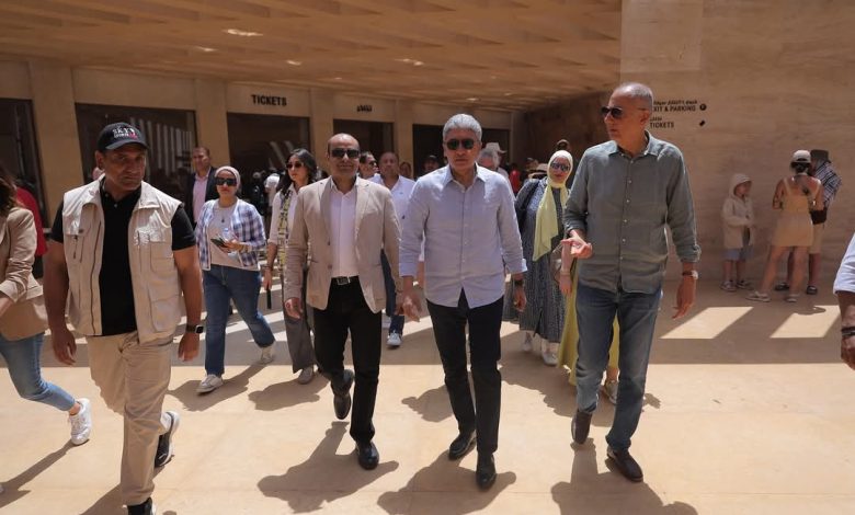 وزير السياحة يتفقد منطقة الأهرامات ويجري بتجربة كاملة بالمنطقة