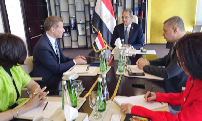 وزير الاتصالات يبحث التعاون والاستثمار بمجالات التعهيد والتصنيع المحلي مع مسؤولي بنوك وشركات عالمية