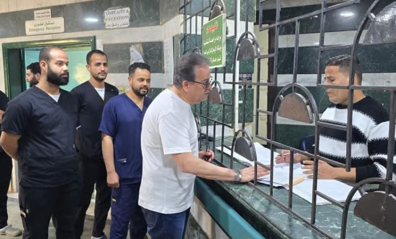 وزير الصحة يوجه بصرف مكافأة لجميع العاملين والإداريين بمستشفى البنك الأهلي