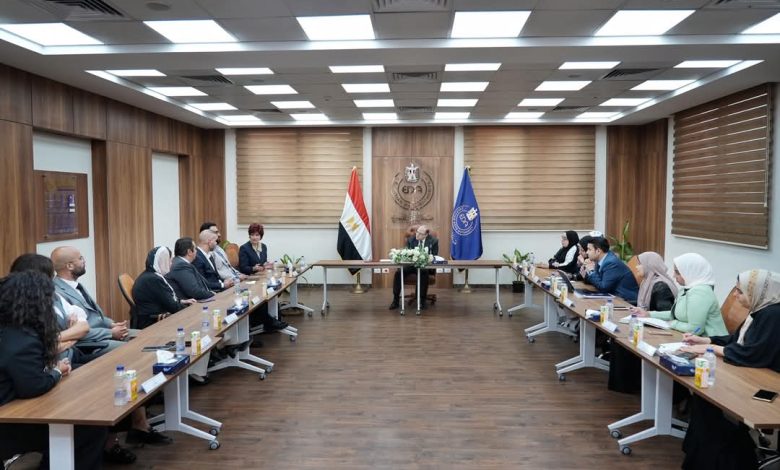هيئة الدواء وشركات التجميل يبحثان توافر الماركات العالمية لمستحضرات التجميل بمصر