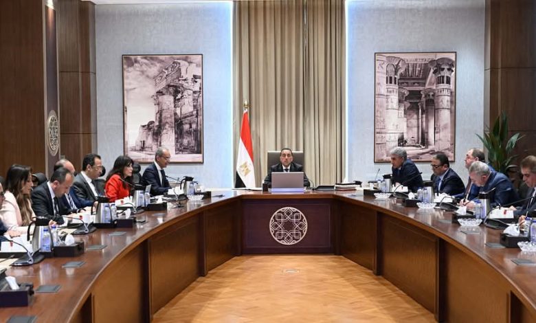 رئيس الوزراء يستعرض المنظومة الالكترونية لإنهاء إجراءات وصول السائحين للمطارات