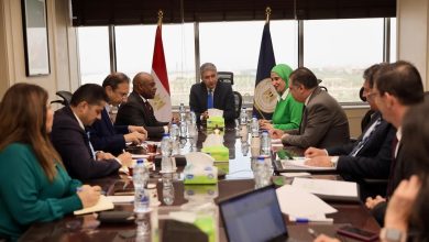 وزير السياحة يلتقي سكرتير عام منظمة الدول الثماني النامية للتعاون الاقتصادي