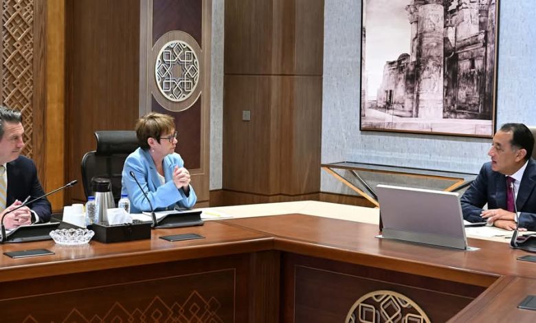 رئيس الوزراء يناقش خطط البنك الأوروبي لإعادة الإعمار لدعم قطاعات الاقتصاد المصري