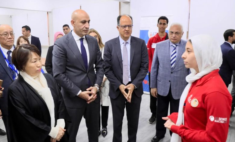 وزير التعليم ونظيرته اليابانية يتفقدان مدرسة السويدي للتكنولوجيا التطبيقية