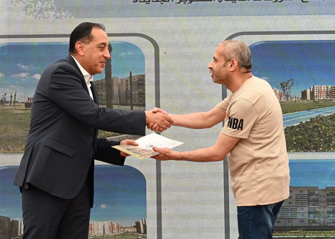 رئيس الوزراء يسلم عددا من عقود وحدات المبادرة الرئاسية بمدينة أكتوبر الجديد