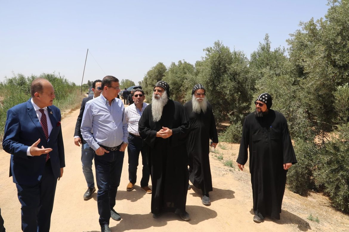 وزير الزراعة يتفقد المزارع والمشروعات الإنتاجية بدير مارمينا بالإسكندرية