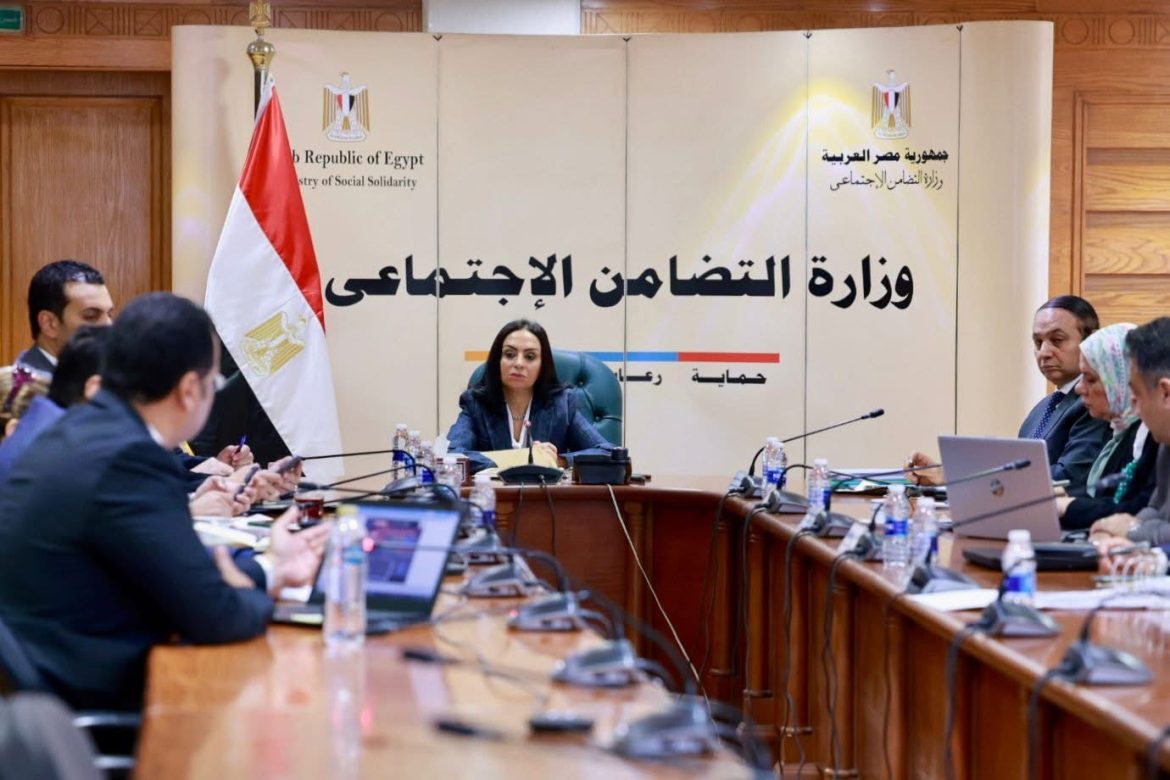 وزيرة التضامن الاجتماعي تجتمع مع الإدارة العامة لإدارة الأصول وتنمية الموارد بالوزارة