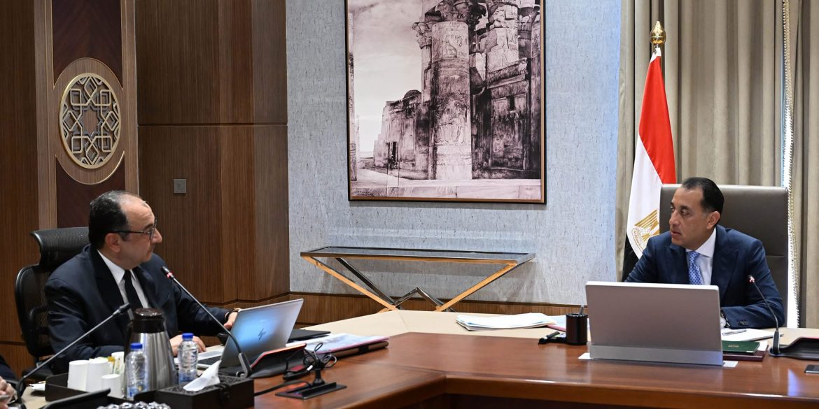 رئيس الوزراء يتابع مع وزير قطاع الأعمال العام عددًا من ملفات العمل