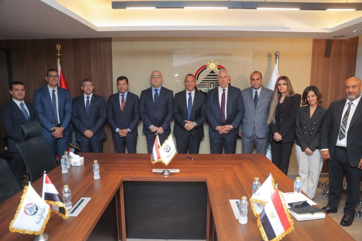 وزير الشباب والرياضة يشهد مراسم توقيع بروتوكول تعاون مع حزب الجبهة الوطنية وزير الشباب والرياضة يشهد مراسم توقيع بروتوكول تعاون مع حزب الجبهة الوطنية