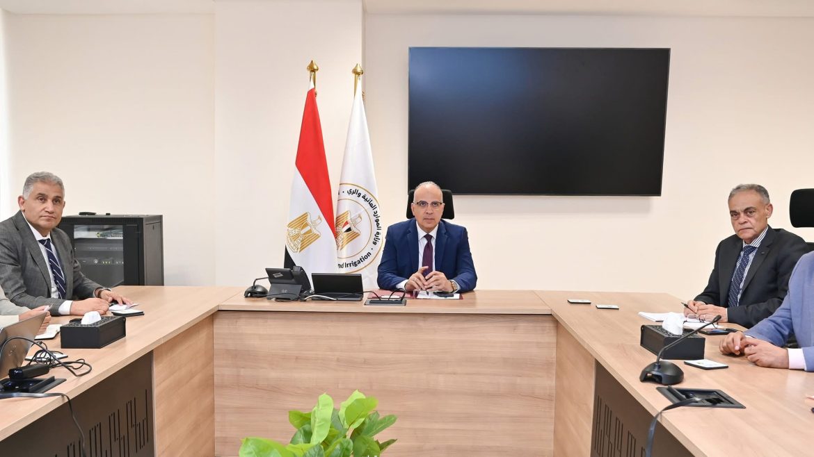 وزير الري يناقش مقترح “مشروع إعادة تأهيل نظام الرى في وادى النقرة لمواجهة التغيرات المناخية” وزير الري يناقش مقترح "مشروع إعادة تأهيل نظام الرى في وادى النقرة لمواجهة التغيرات المناخية"