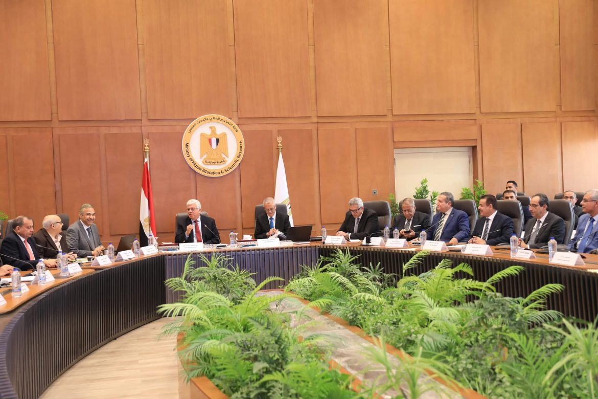 وزير التعليم العالي يترأس اجتماع مجلس الجامعات الأهلية
