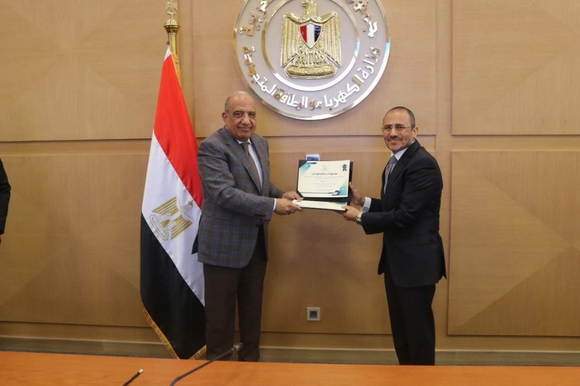 وزير الكهرباء والطاقة المتجددة يسلّم شهادات تأهيل 4 مشروعات لإنتاج الطاقة المتجددة وزير الكهرباء والطاقة المتجددة يسلّم شهادات تأهيل 4 مشروعات لإنتاج الطاقة المتجددة