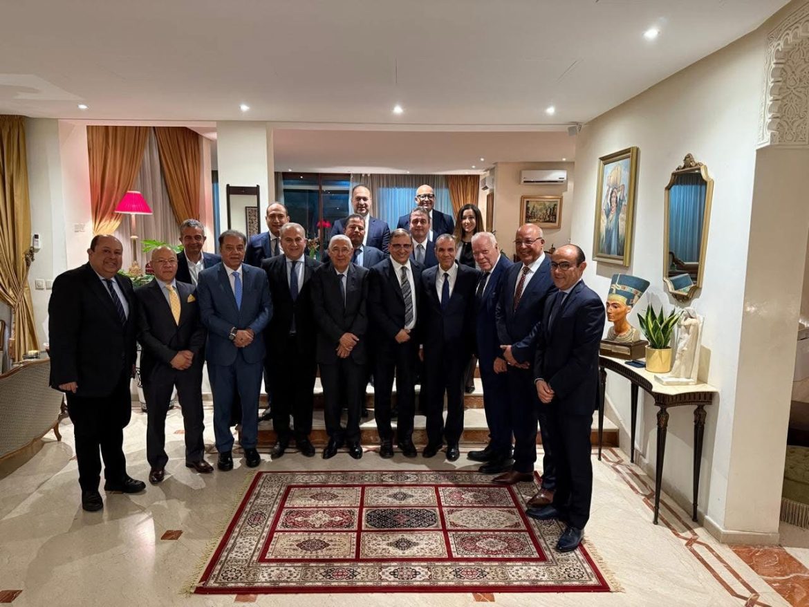 لقاء وزير الخارجية والهجرة مع مجموعة من كبار رجال الأعمال ورؤساء البنوك المغربية