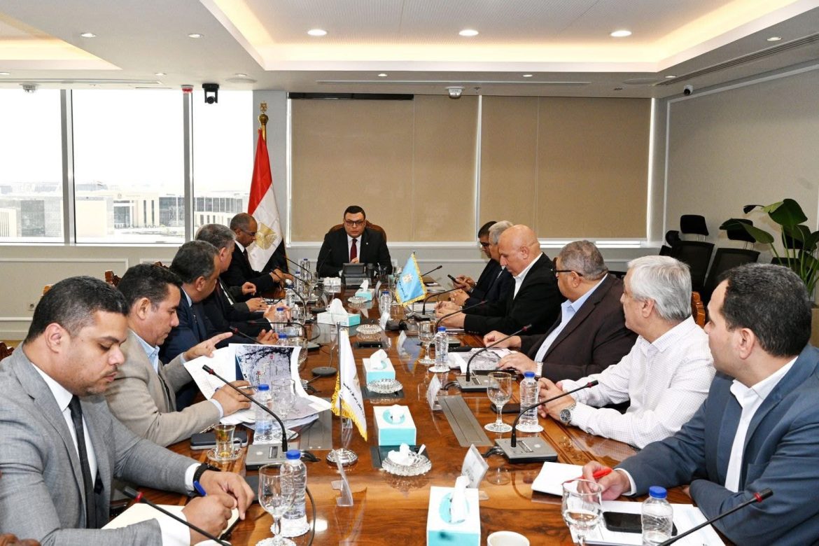 وزير الإسكان يتابع منظومة الصرف الصحي بقرية الكرور بأسوان وزير الإسكان يتابع منظومة الصرف الصحي بقرية الكرور بأسوان