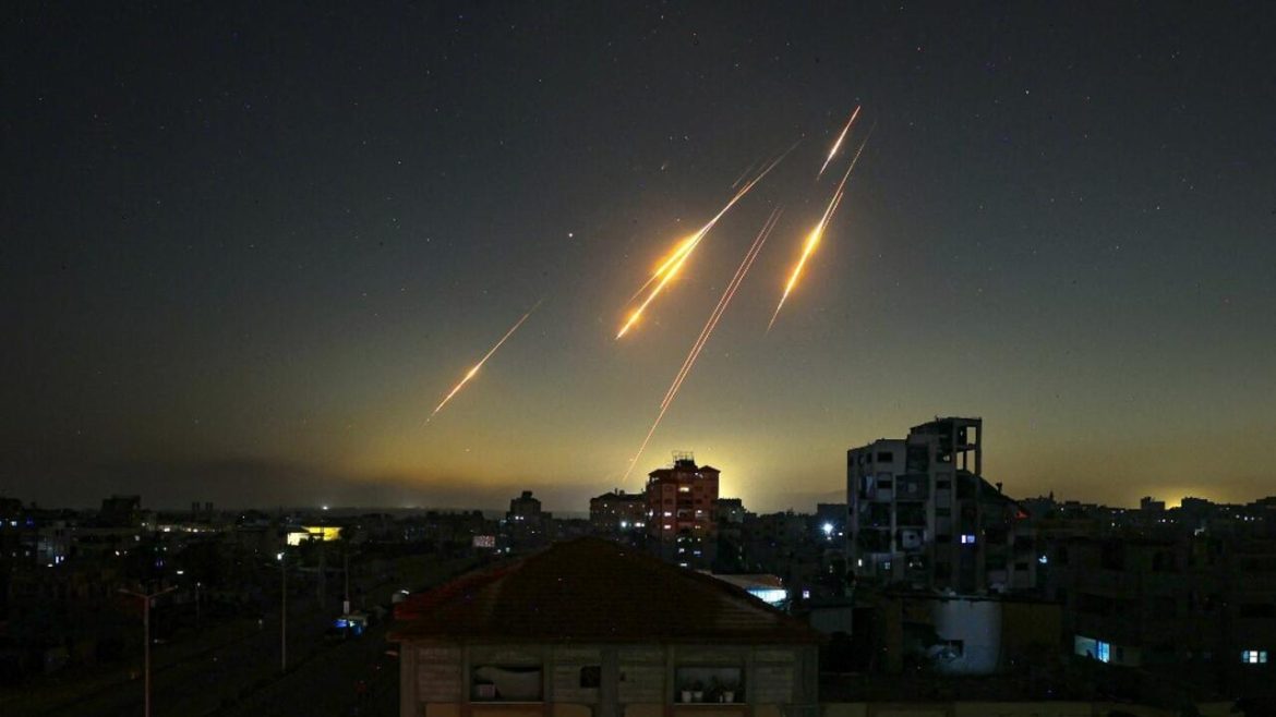 نيويورك تايمز: 22 ألف سائح يرغبون فى مغادرة إسرائيل بسبب الحرب مع إيران