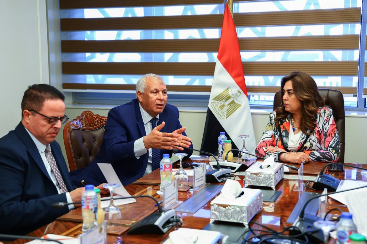 وزيرة التنمية المحلية تتابع مع محافظ الوادي الجديد الخطوات التنفيذية لإنشاء مركز إنتاج الحرير الطبيعي