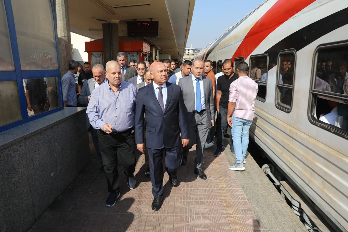 وزير الصناعة والنقل في جولة تفقدية بمحطة سكك حديد مصر برمسيس.