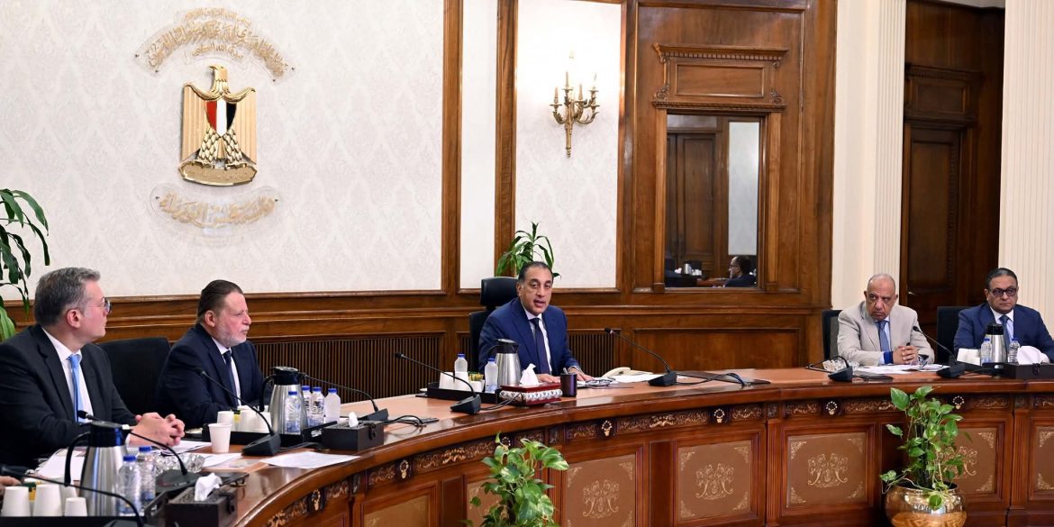 رئيس الوزراء يوجه وزير البترول بسرعة تشغيل سفن التغييز الثلاث