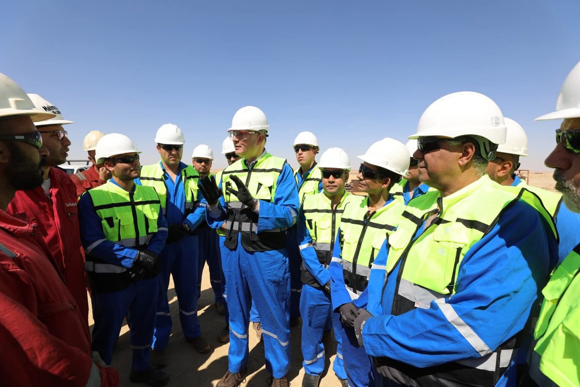 وزير البترول يجري جولة ميدانية بموقع شركة بتروشهد بالصحراء الغربية