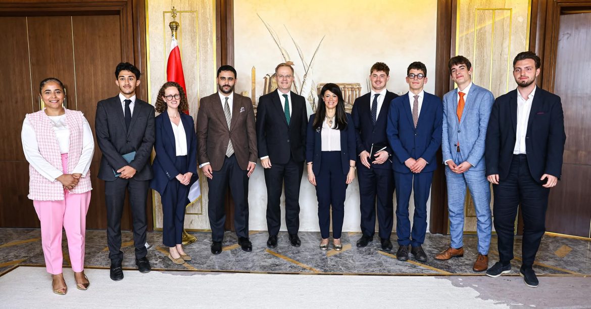 وزيرة التخطيط والتنمية الاقتصادية والتعاون الدولي تلتقي بمجموعة من طلاب كبرى الجامعات بالمملكة المتحدة