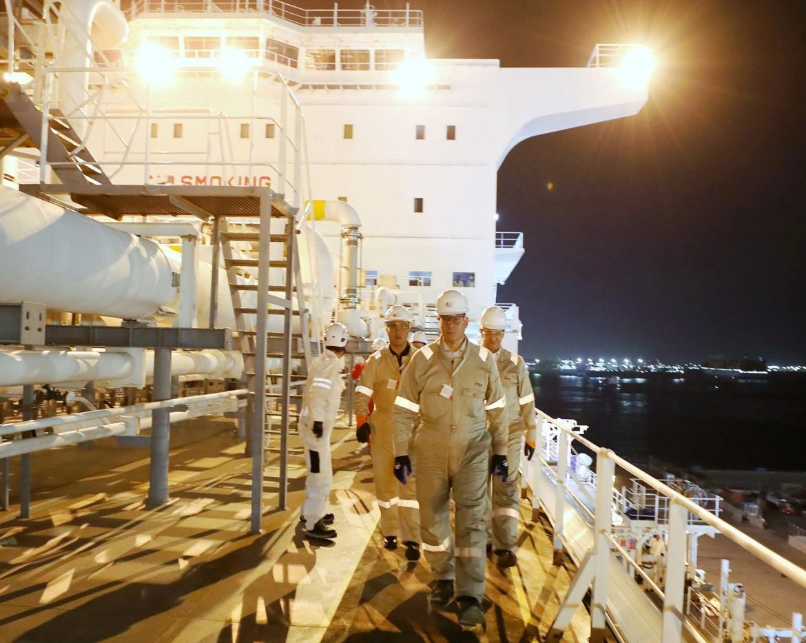 وزير البترول بميناء الإسكندرية لمتابعة أعمال تجهيز سفينة التغييز "Energos Power" لربطها على رصيف ميناء العين السخنة