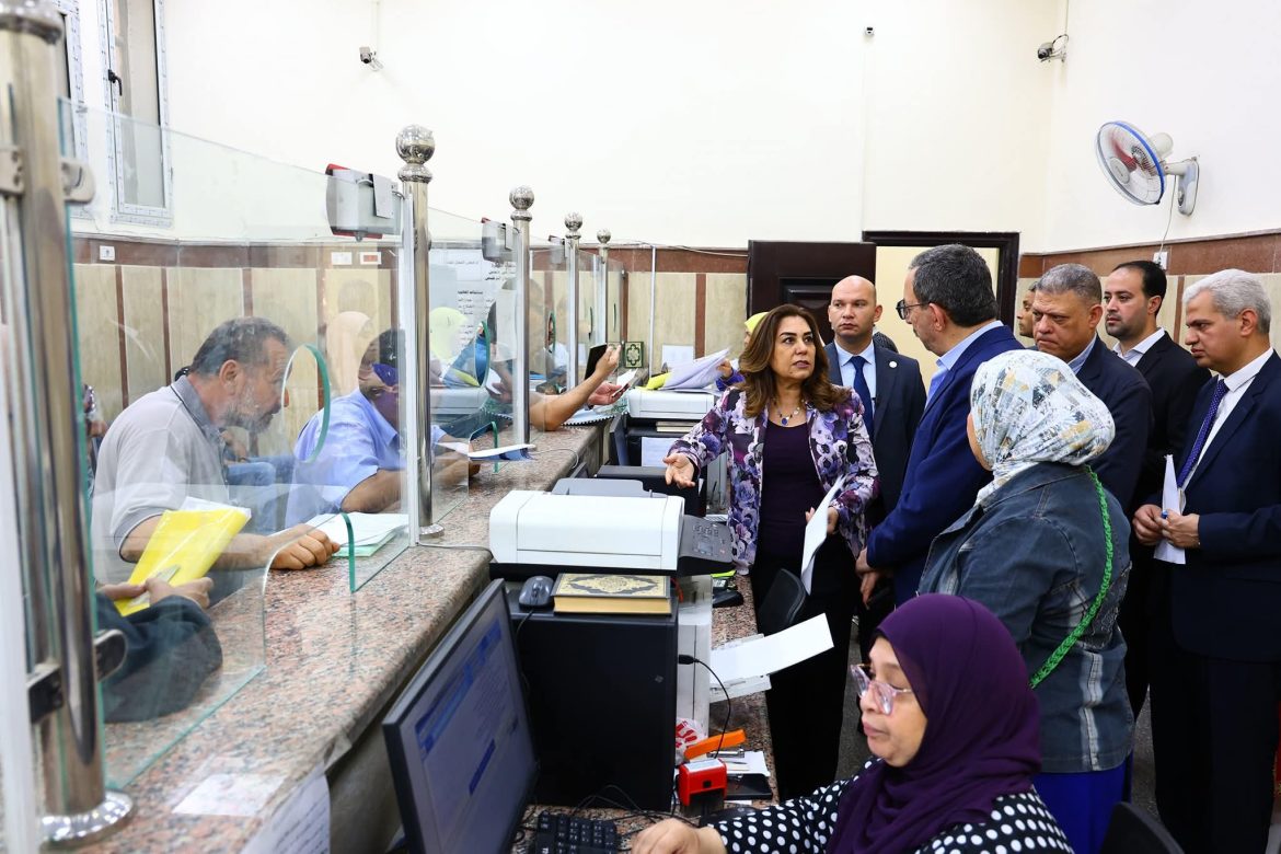 وزيرة التنمية المحلية تقوم بجولة مفاجئة على حي عابدين بالقاهرة لمتابعة سير العمل في المركز التكنولوجي وزيرة التنمية المحلية تقوم بجولة مفاجئة على حي عابدين بالقاهرة لمتابعة سير العمل في المركز التكنولوجي