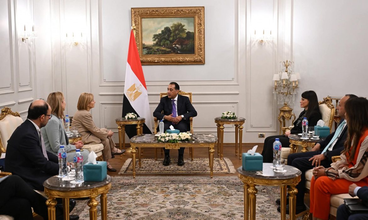 رئيس الوزراء يلتقي نائب رئيس بنك الاستثمار الأوروبي والوفد المرافق لها