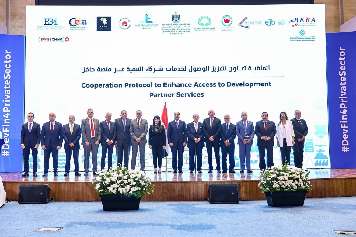 وزيرة التخطيط: تُوقع اتفاقًا مع اتحاد الصناعات واتحاد الغرف التجارية لتوسيع نطاق الخدمات المقدمة عبر منصة «حافز» بالمحافظات وزيرة التخطيط: تُوقع اتفاقًا مع اتحاد الصناعات واتحاد الغرف التجارية لتوسيع نطاق الخدمات المقدمة عبر منصة «حافز» بالمحافظات