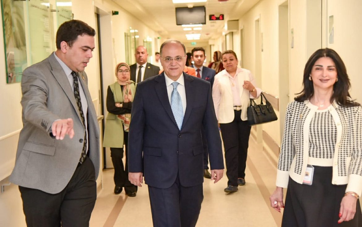 رئيس هيئة الدواء يزور مستشفى أهل مصر لعلاج الحروق