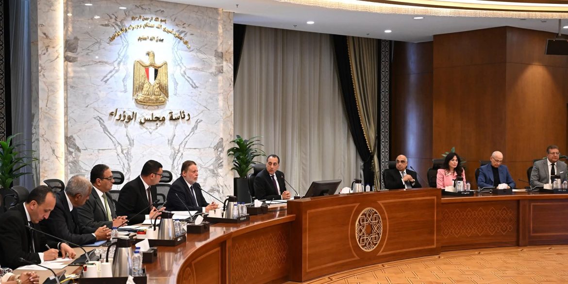 رئيس الوزراء يجتمع مع أعضاء اللجنة الاستشارية للتنمية العمرانية وتصدير العقار