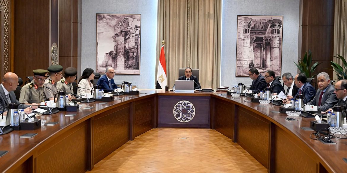 رئيس الوزراء يتابع الجهود المبذولة لتوفير الاحتياجات اللازمة من مياه الشرب رئيس الوزراء يتابع الجهود المبذولة لتوفير الاحتياجات اللازمة من مياه الشرب