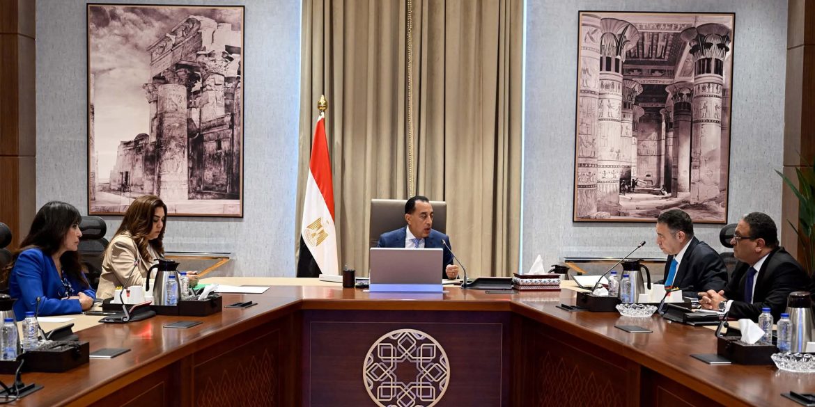 رئيس الوزراء يُتابع الموقف التنفيذي لعددٍ من المشروعات بمحافظة البحر الأحمر