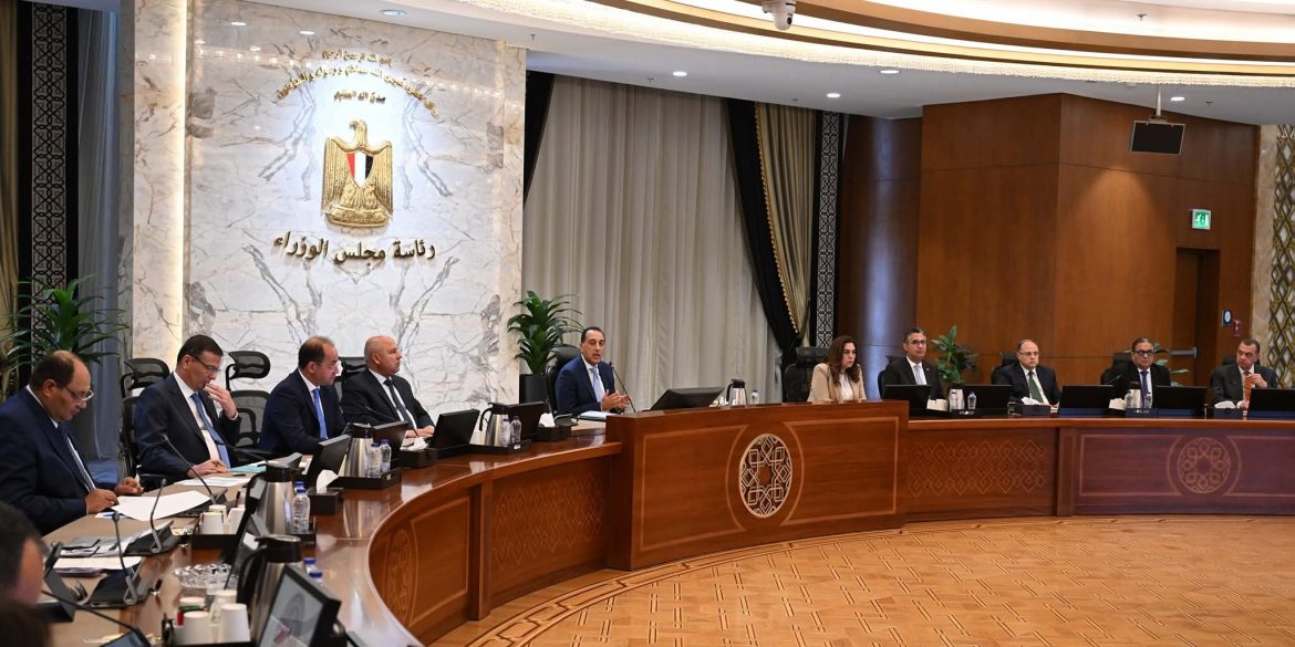 رئيس الوزراء: الجهاز المصرفي يوفر أية اعتمادات مالية من العملة الأجنبية المطلوبة لاستيراد السلع اللازمة أو مستلزمات الإنتاج