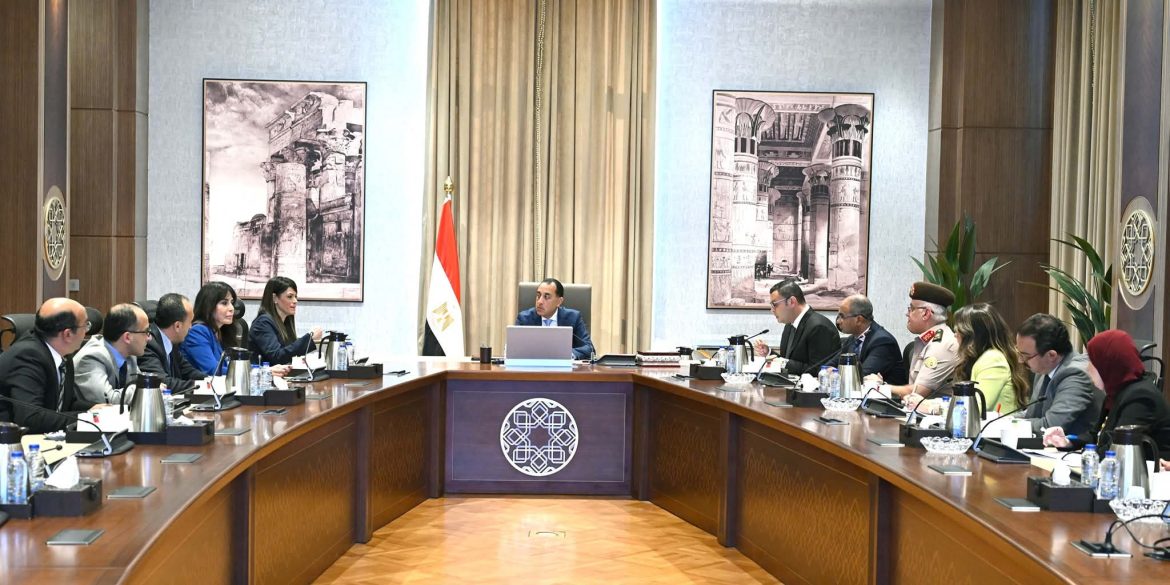 رئيس الوزراء يتابع موقف تمويل مشروعات المبادرة الرئاسية "حياة كريمة"