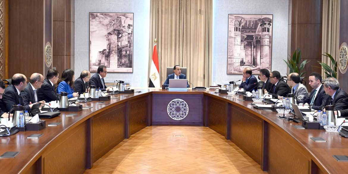 رئيس الوزراء يتابع موقف توفير الأدوية والمُستلزمات الطبية