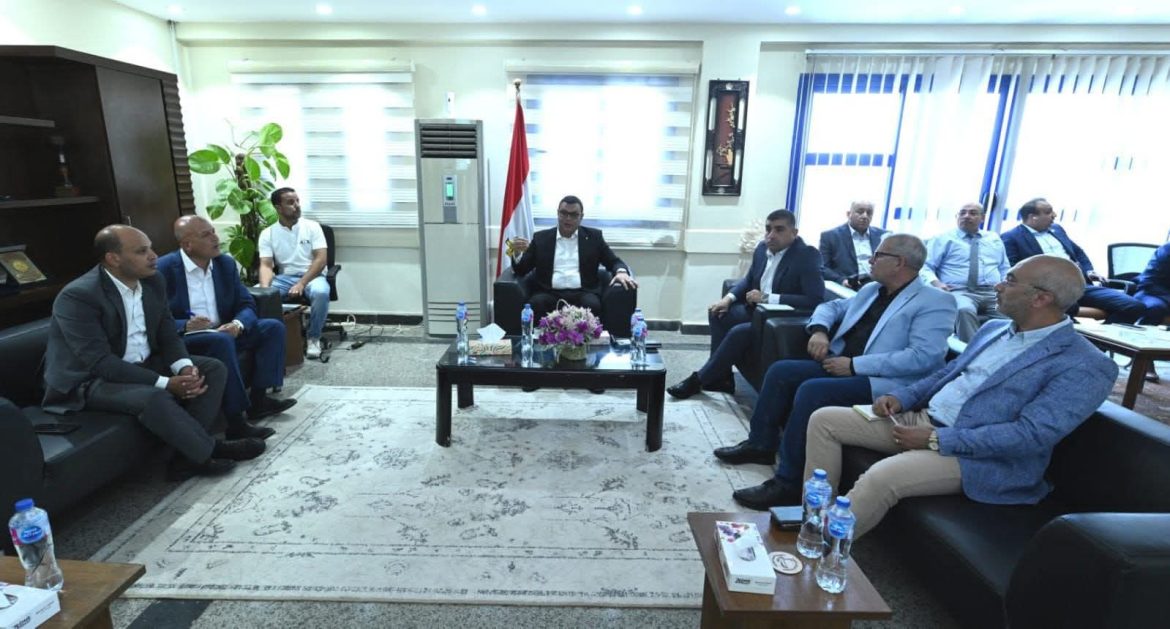 وزير الإسكان يتفقد المركز التكنولوجي لخدمة المواطنين بجهاز مدينة بدر ويتابع موقف المشروعات بالمدينة