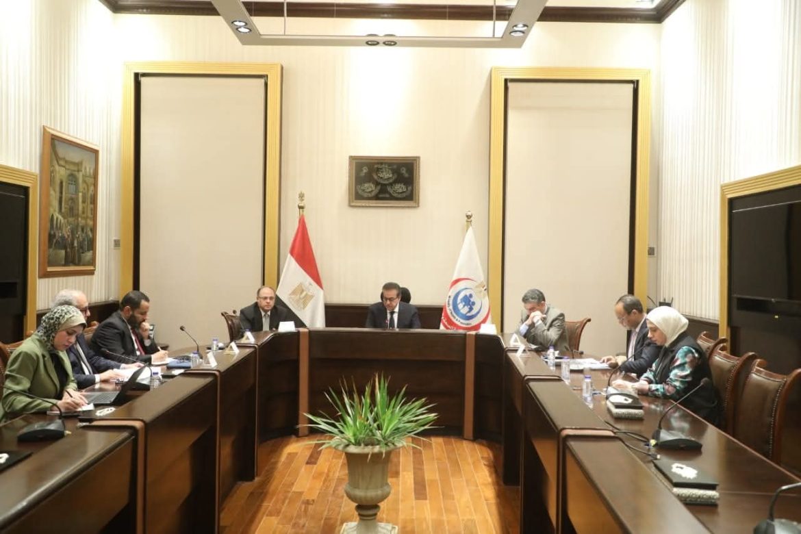 وزير الصحة يناقش مع هيئتي الدواء والشراء الموحد آليات ضمان كفاءة واستدامة منظومة الإمداد