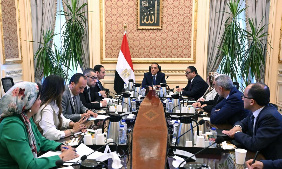 رئيس الوزراء يلتقي أعضاء اللجنة الاستشارية للاقتصاد الكلي