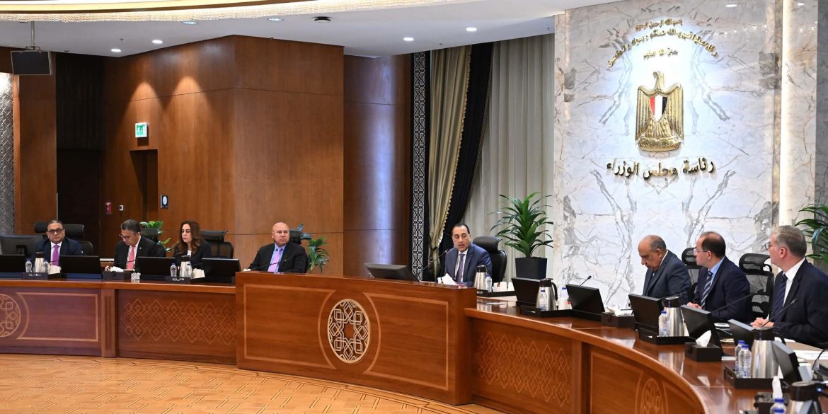 رئيس الوزراء يترأس اجتماع "لجنة الأزمات" لمتابعة تداعيات العمليات العسكرية الإيرانية ـ الإسرائيلي