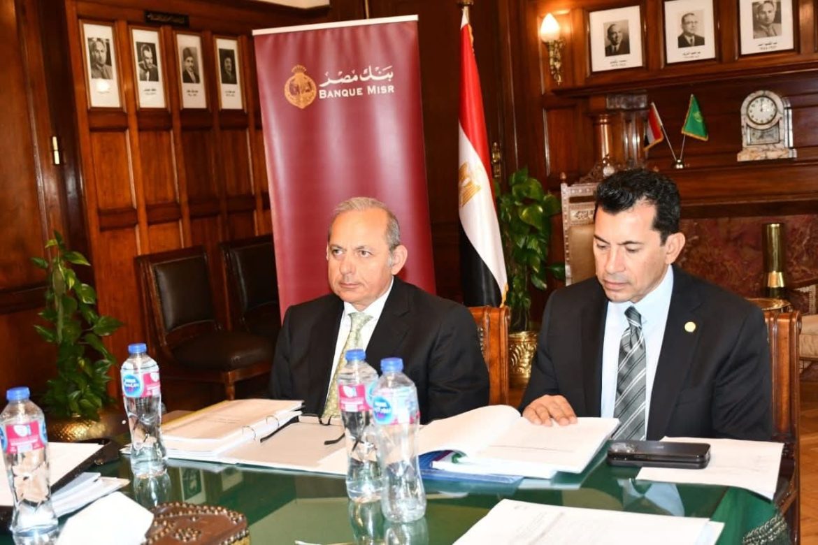 وزير الشباب يناقش سبل تعزيز الاستثمار في البنية التحتية الرياضية، ودعم المواهب