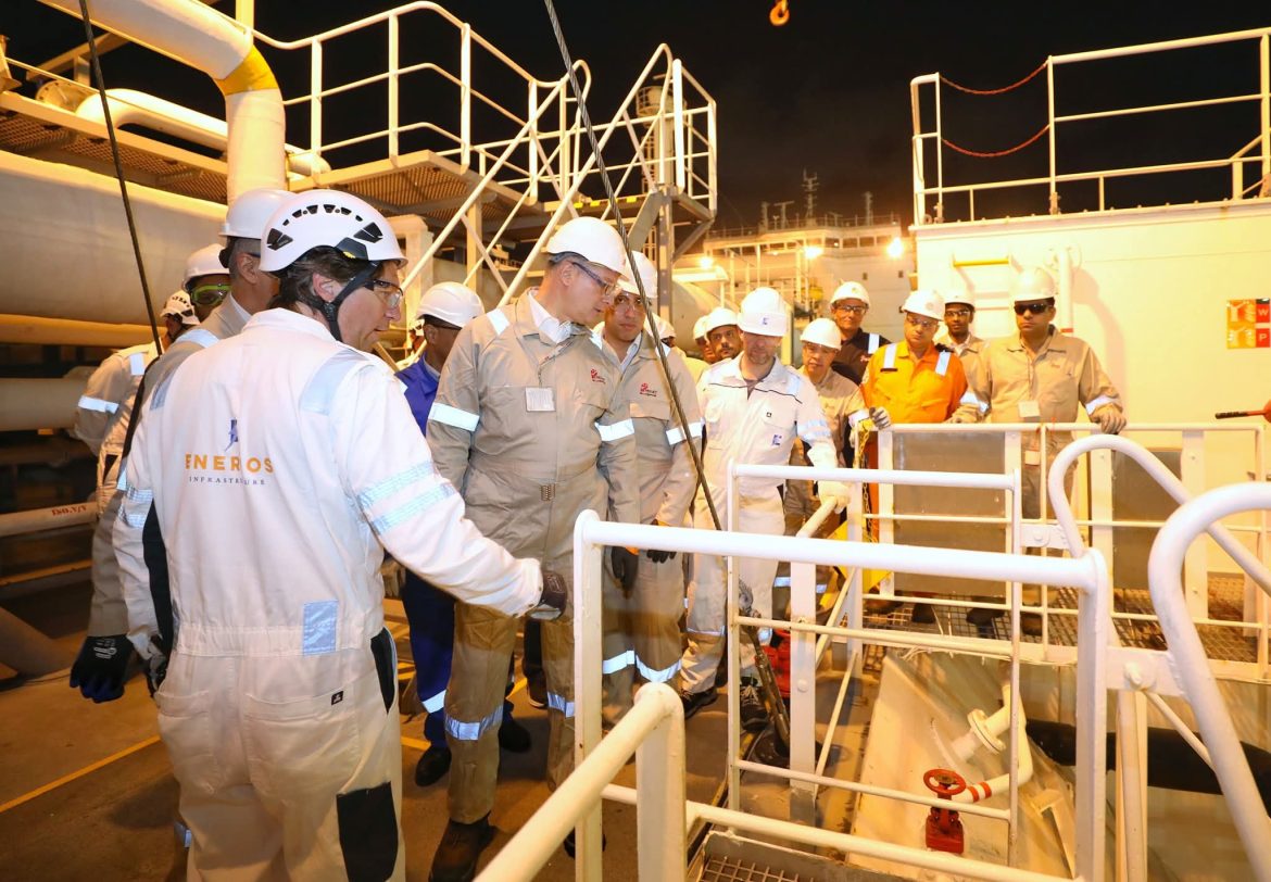 وزير البترول يجري جولة تفقدية برصيف "تحيا مصر" بميناء الإسكندرية لمتابعة موقف تقدم أعمال تجهيز سفينة التغييز