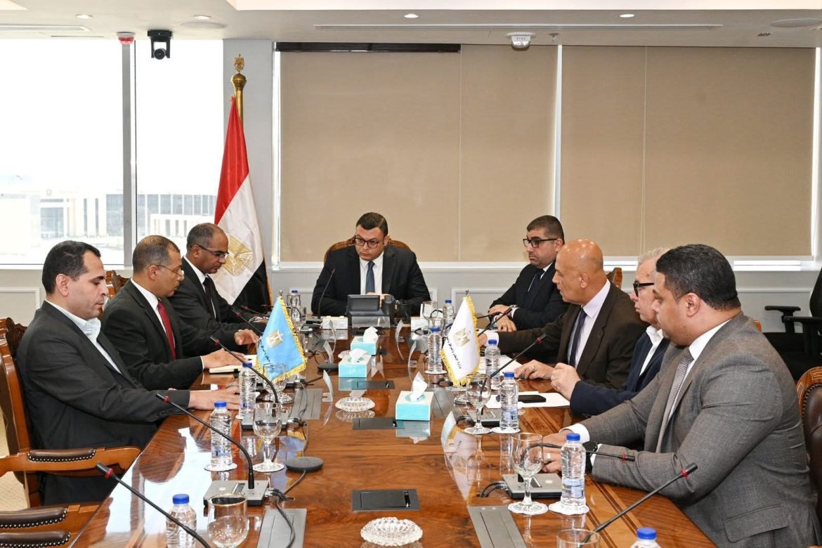 وزير الإسكان يتابع موقف منظومة الصرف الصحي بمدن شرق القاهرة