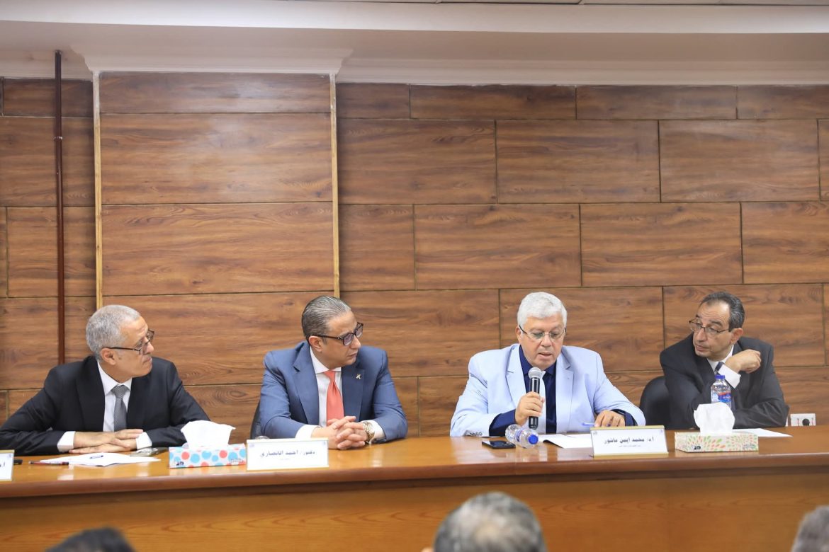 وزير التعليم العالي يعقد اجتماعًا مع رؤساء الجامعات الحكومية المنبثقة منها جامعات أهلية جديدة