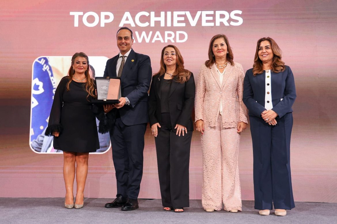 قمة مصر للأفضل تكرم رئيس هيئة الرعاية الصحية بجائزة الإنجاز المؤسسي للقيادة الاستثنائية