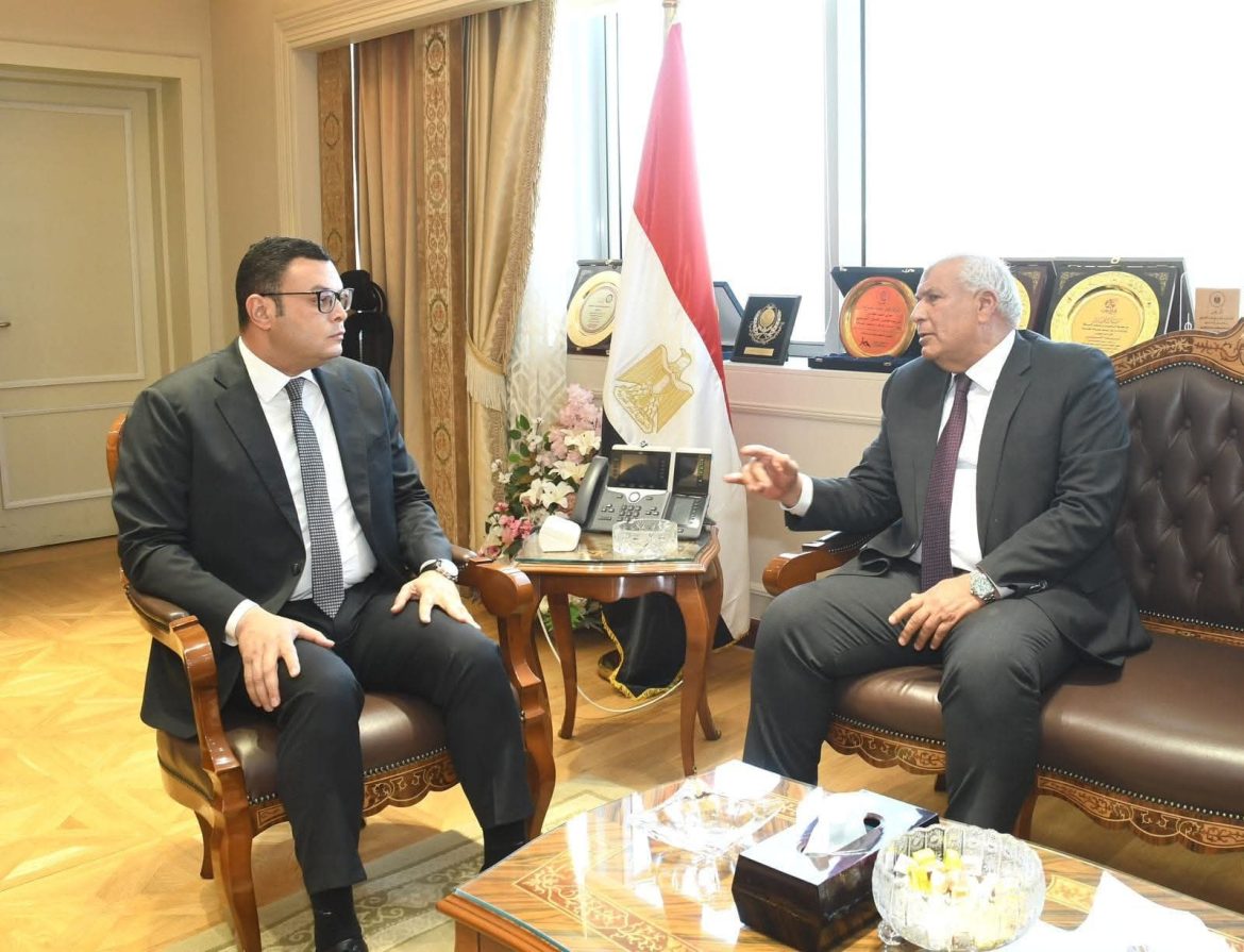 وزير الإسكان ومحافظ الوادي الجديد يبحثان عددًا من ملفات التعاون المشترك المتعلقة بمياه الشرب والصرف الصحي
